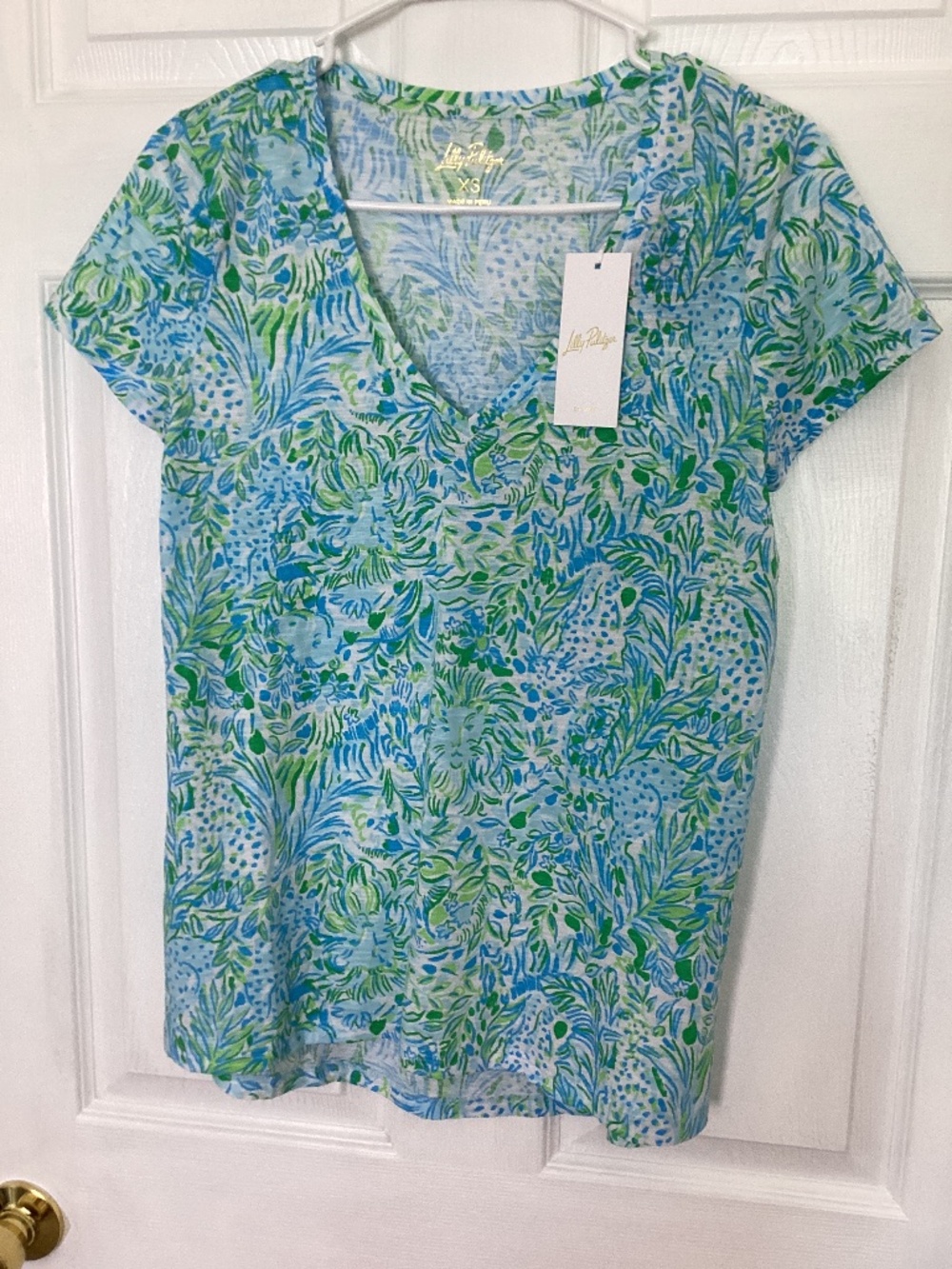 Lilly Pulitzer Etta V-Neck Top Tee Hydra Blue Dandy Lions XS NWT Resortwear
